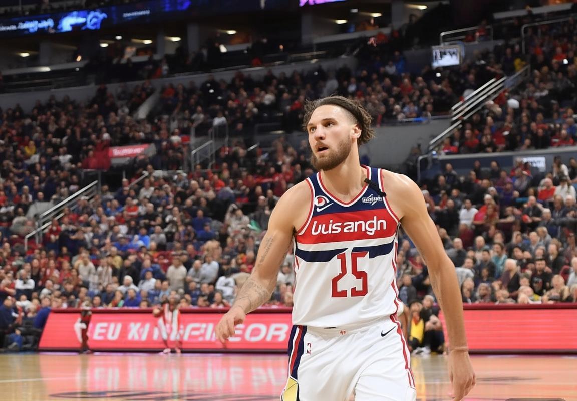 雄鹿黑色四月：防守体系崩塌遭奇才惊天逆转